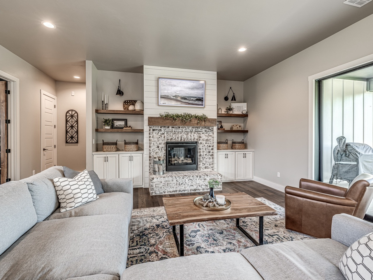 Farmhouse Windows: Blending Traditional Charm with Modern Living - Blog Buz