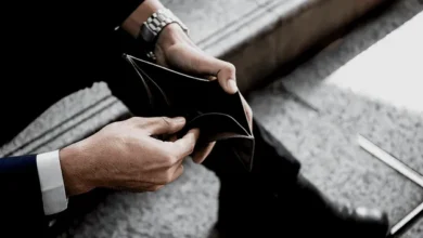 Person holding an empty wallet.