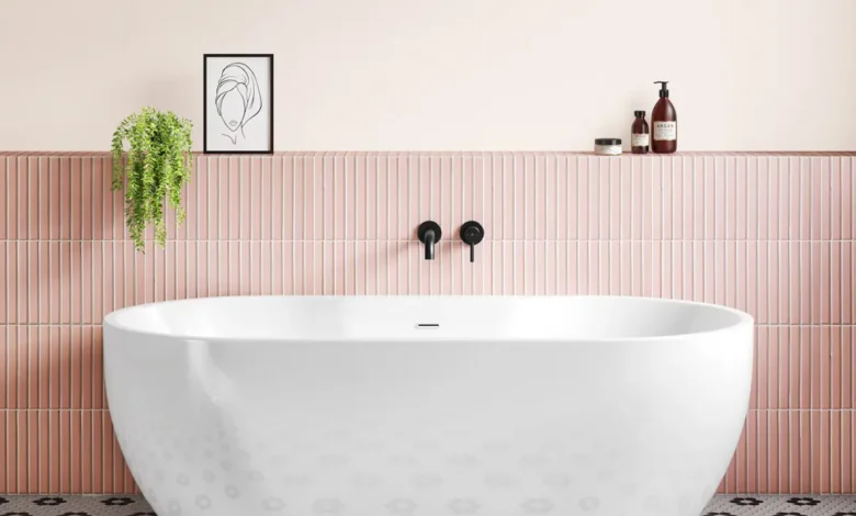 How alcove bathtubs change the perception of comfort even in a small bathroom